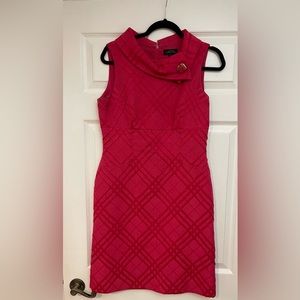 Tahari woven patterned sleeveless dress. Pink Size 8. Small slit bottom back